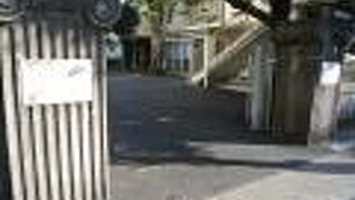 建物がギリシャの神殿様式