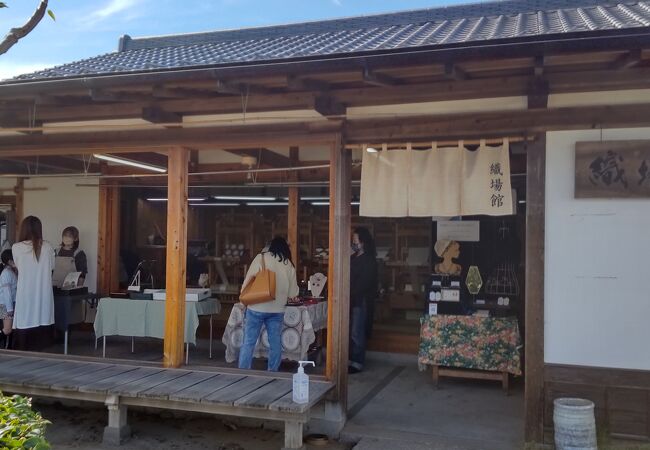 紬の館～昔ながらの伝統紬織機が～