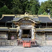 御本社の前に建つ門