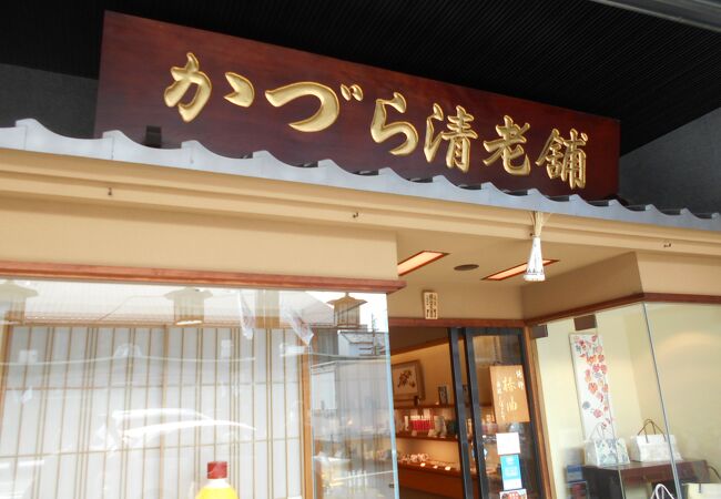 女性の髪まわりの小物のお店です。