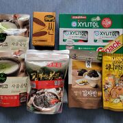 海苔やお菓子など韓国土産がココだけで揃います