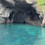 たらい舟に乗れて、青の洞窟と呼ばれる琴浦洞窟もみごたえあります