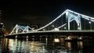 夜は白っぽくライトアップされて元は青色の橋だというのが分からないぐらい