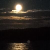 部屋から見る宮古湾に上る満月