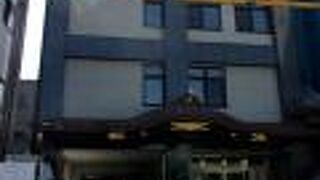 本堂などの建物はビルのようになっています。