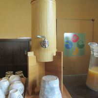 ロビーにはアイスコーヒーや地酒のサービスあり！