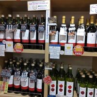 売店にはワインが並ぶ
