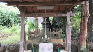 小高い丘にひっそりと