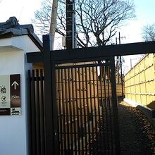 櫓のそばへ続く細道。ここからがまたけっこう長いです