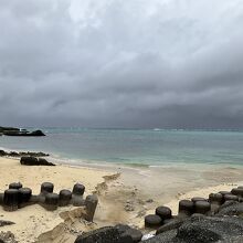 駐車スペース横の海岸です。