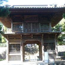 参道の中間に、別の山門があります。格式の高さが感じられます。