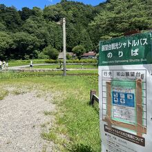 白川郷の集落の入口にあるバス停