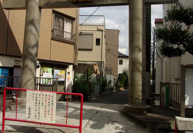 境内に砲弾のようなものがあります。