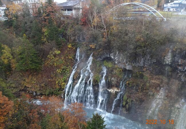 白髭のように細い滝がいくつも落下しています。