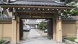 マンションに囲まれて・・