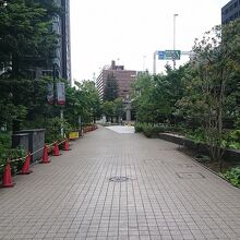 日本橋川沿いにあります