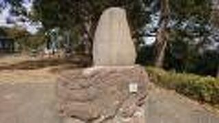 真鶴岬三ツ石海岸に下りる遊歩道の入口付近にあります