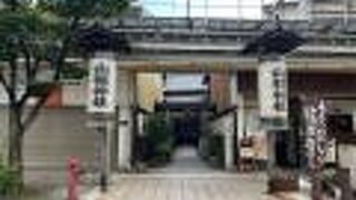 本町通りの商店街と並んである