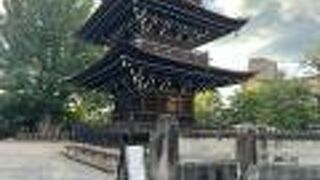 境内に三重塔がある