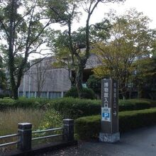 亀山公園のなかにあります。