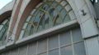 スケールを感じる商店街です