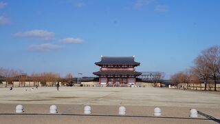 広大な原っぱが広がるかつての首都