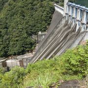 戦後日本の土木技術史の原点となったダム工事が行われた佐久間ダムです。