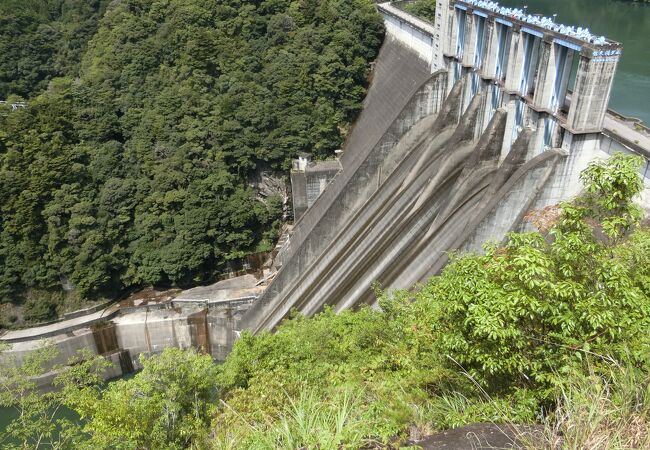 戦後日本の土木技術史の原点となったダム工事が行われた佐久間ダムです。