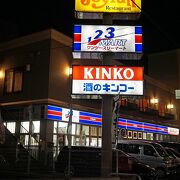 名瀬市内の屋仁川（やんご）通り近くの店が便利。24時間営業ではないけど遅くまで開いています。