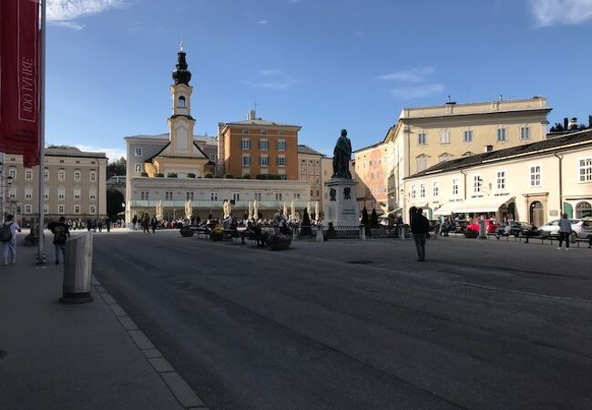 モーツァルト像が立っている広場