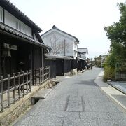 石畳で瓦屋根の京町家風民家が並ぶ街並み