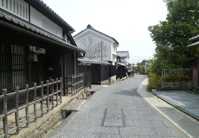 石畳で瓦屋根の京町家風民家が並ぶ街並み