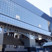 ガラス張りの天井が特徴の京都駅ビルでした。