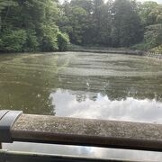 青葉山公園内にあります。