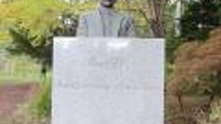 この胸像のそばで、複数の高校生が記念写真を撮っていました。