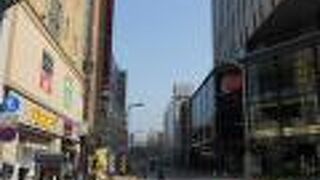 浅草の賑やかな商店街