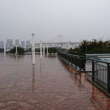 東京の高層ビル群などの景観を楽しむことができます