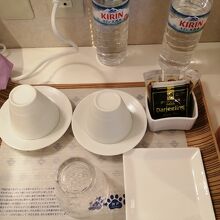 備品。水4本、お茶2本がついてます