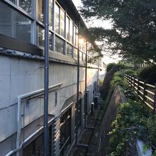 新幹線ホームと三原城天守台。