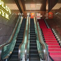エスカレーター及び階段を上がります。2階部分がフロントです