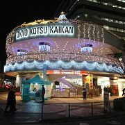 普段は地味な建物の交通会館ビルが見違えるように光り輝いています