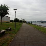 運河沿いの遊歩道のような公園です。