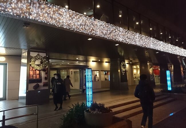 本物のモミの木の大きなクリスマスツリー