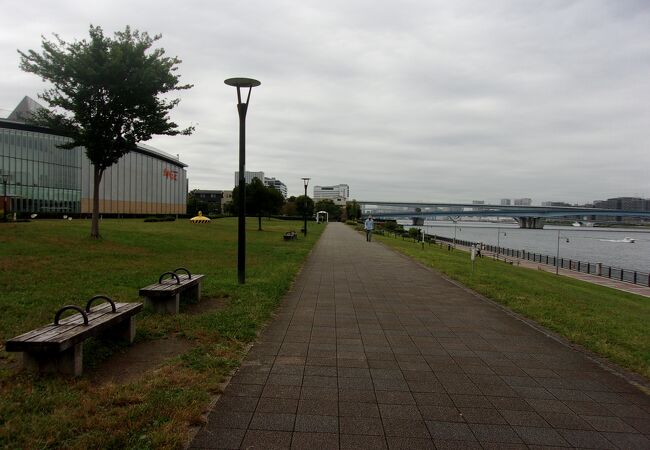 運河沿いの遊歩道のような公園です。