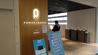 北ピア５３番ゲート付近の３階にあるラウンジ