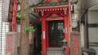 内神田のビルとビルの間にある不動尊