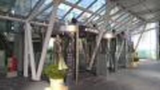 ３４階建てで三角の形状をした超高層ビル