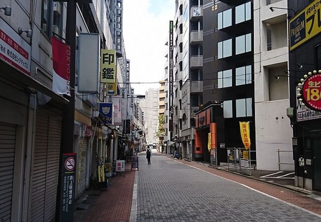 神田駅東口から始まる通り