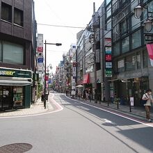 ショップよりはレストランの多い通り