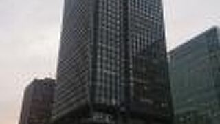 レストランが約４０店舗、ショップが約１１０店舗